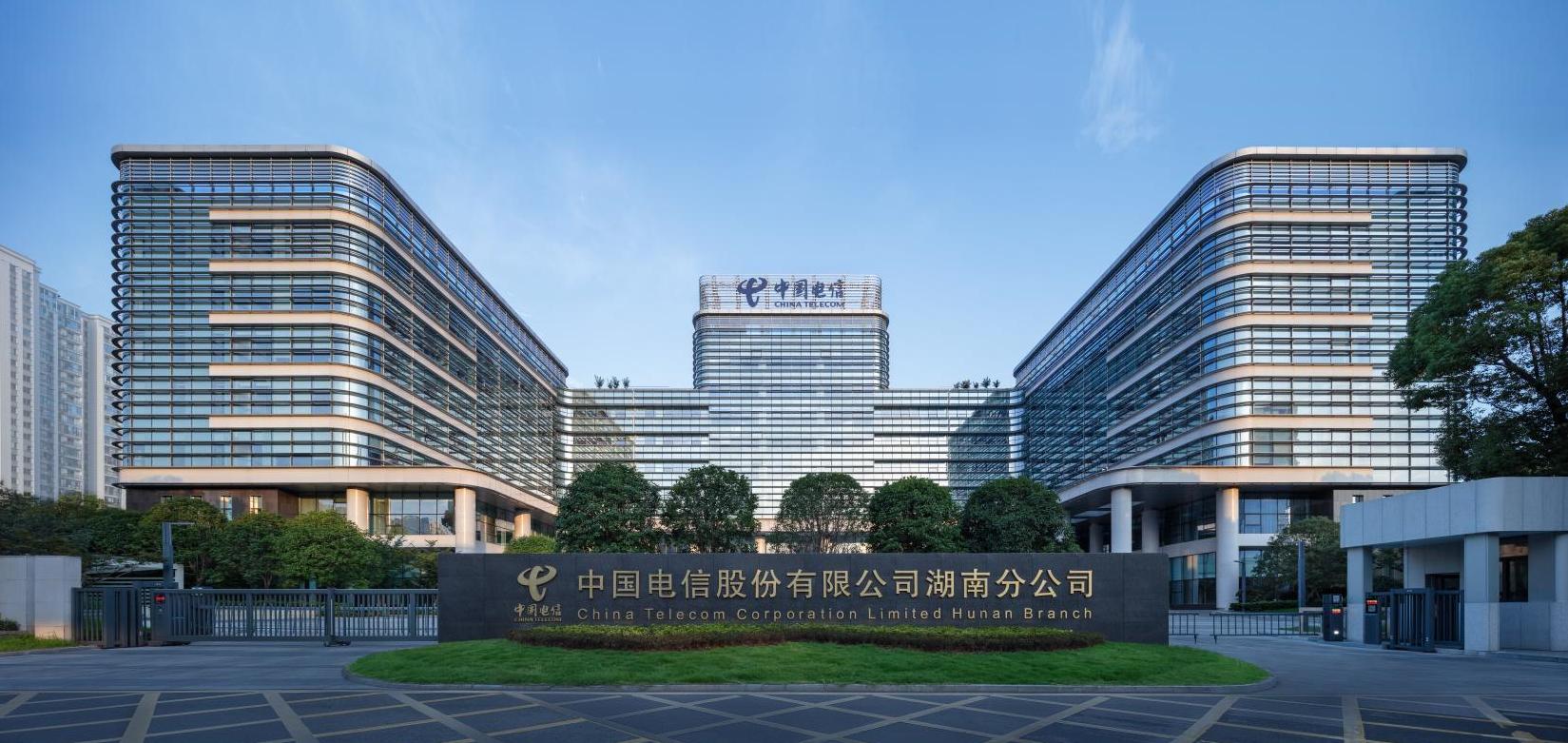公司承建的湖南信息園（調(diào)度大樓、通信機(jī)房、地下室、附屬樓）工程榮獲兩項(xiàng)（土建、安裝）中國(guó)建設(shè)工程魯班獎(jiǎng)